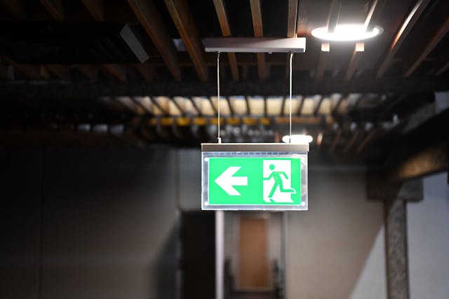 Alle regels rondom nooduitgangen in bedrijfspanden: wat is verplicht?