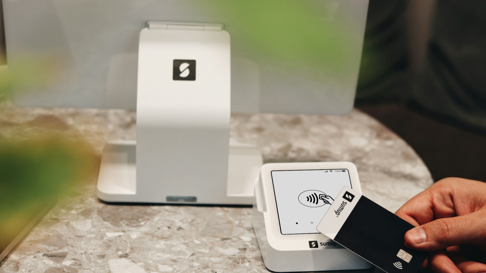 Betaling met pinpas bij betaalterminal in kledingwinkel bij aankoop onder herroepingsrecht online mode