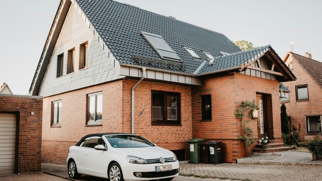 Daken in woonwijk, auto op de oprit