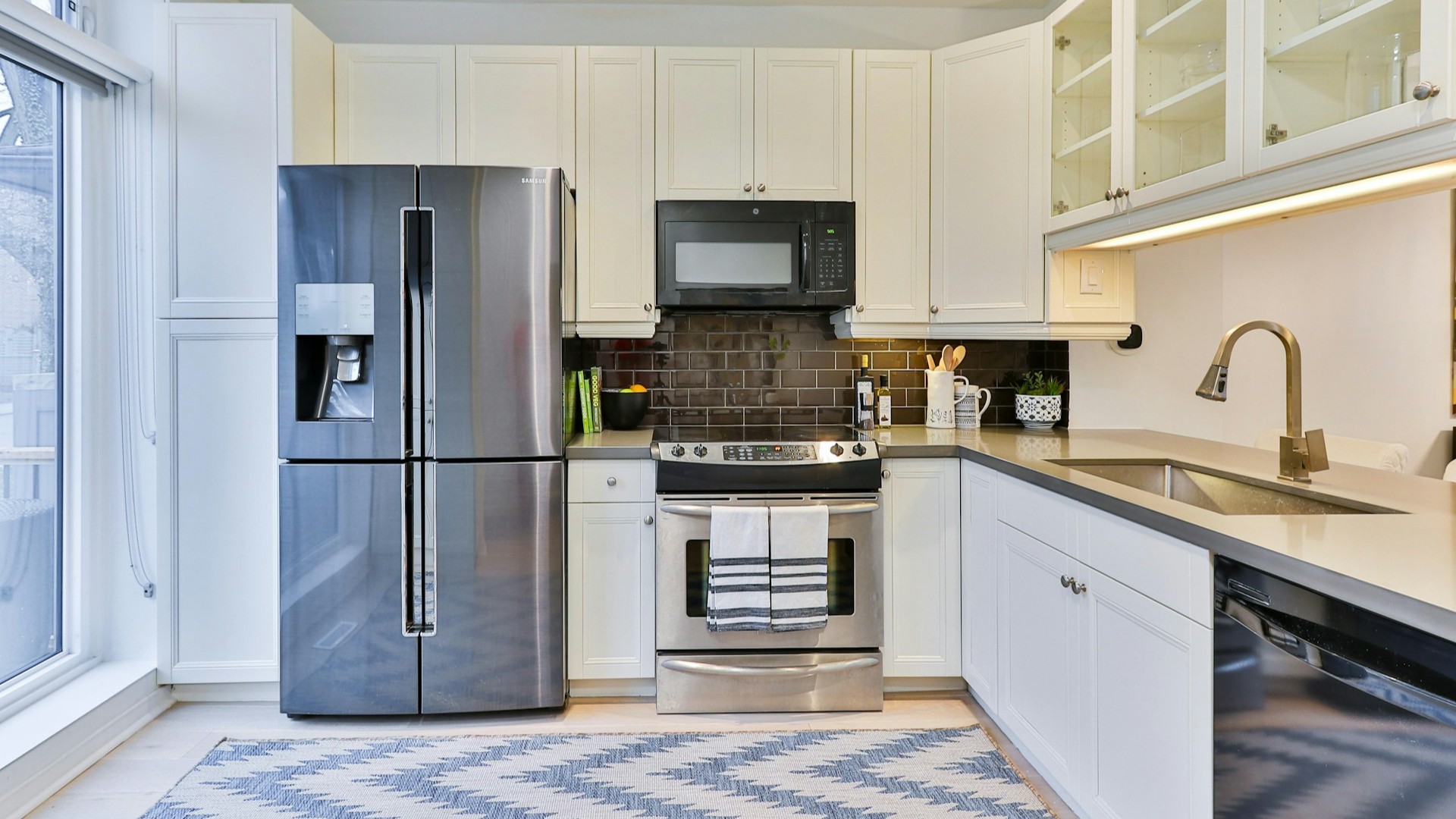 CE-markering keukenapparaten in moderne keuken met koelkast, oven en magnetron volgens EU-richtlijnen