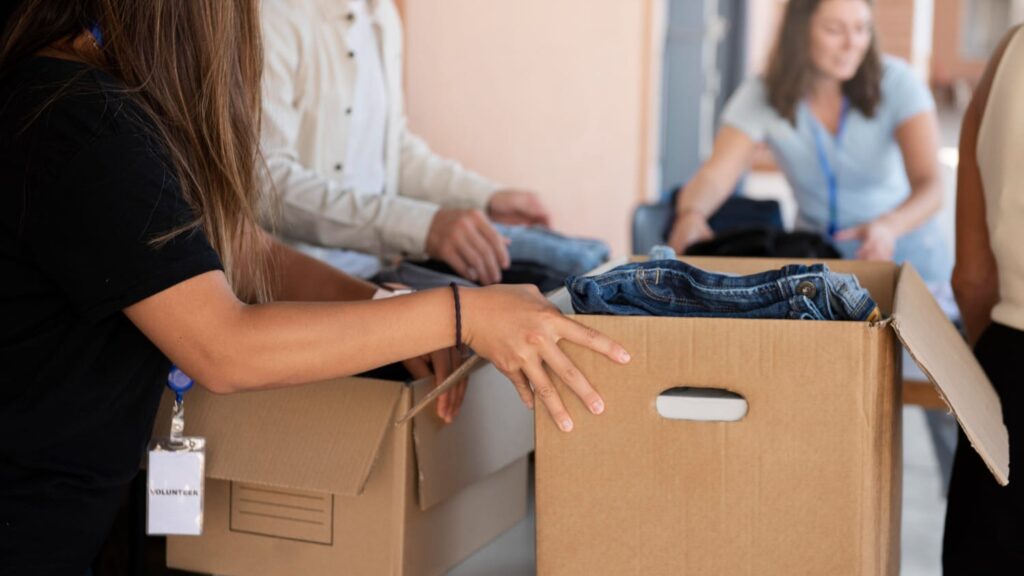 Kleding wordt gesorteerd voor retour of donatie in een winkel