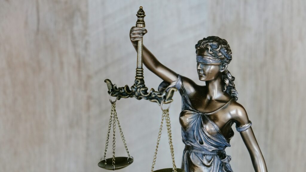 Beeld van Vrouwe Justitia benadrukt eerlijkheid en toegang tot rechtsbijstand voor iedereen.
