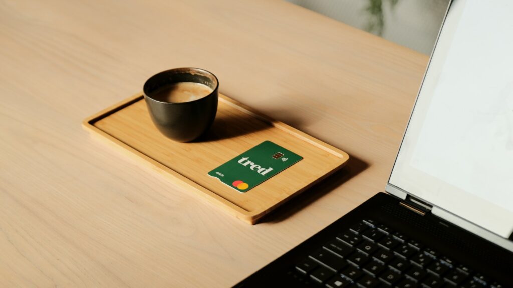 Creditcard naast laptop bij online betaling in kledingwebshop volgens AVG