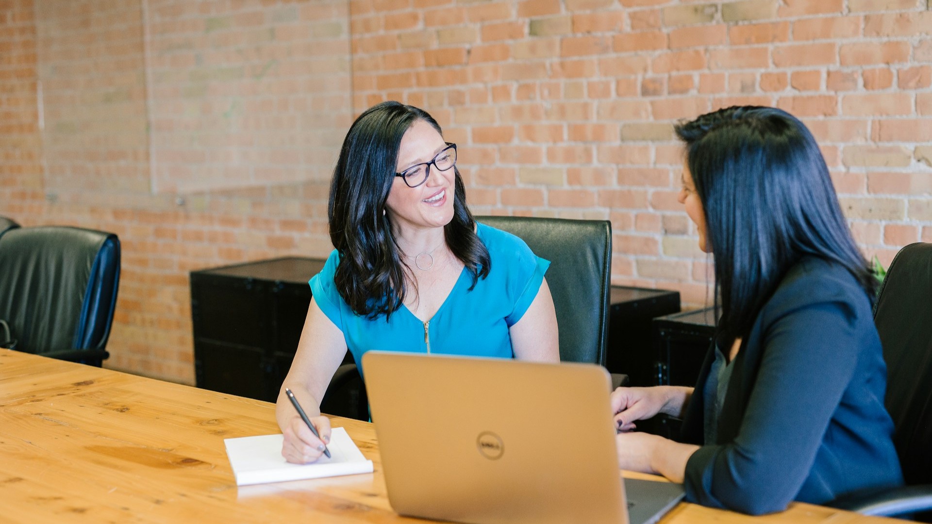 Collega’s bespreken werkafspraken tijdens overleg over tijdelijke contract regels op kantoor