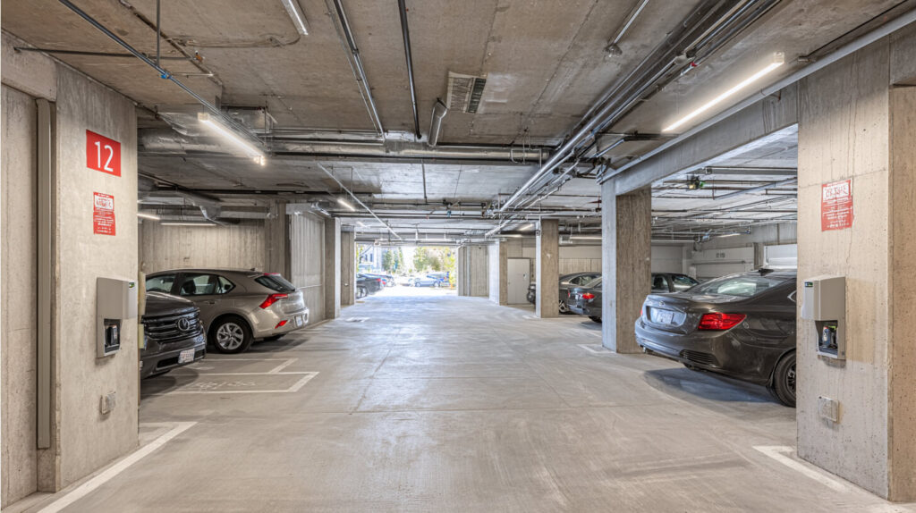 Afgesloten garages met ventilatie en vrije doorgangen volgens brandveiligheidsregels.
