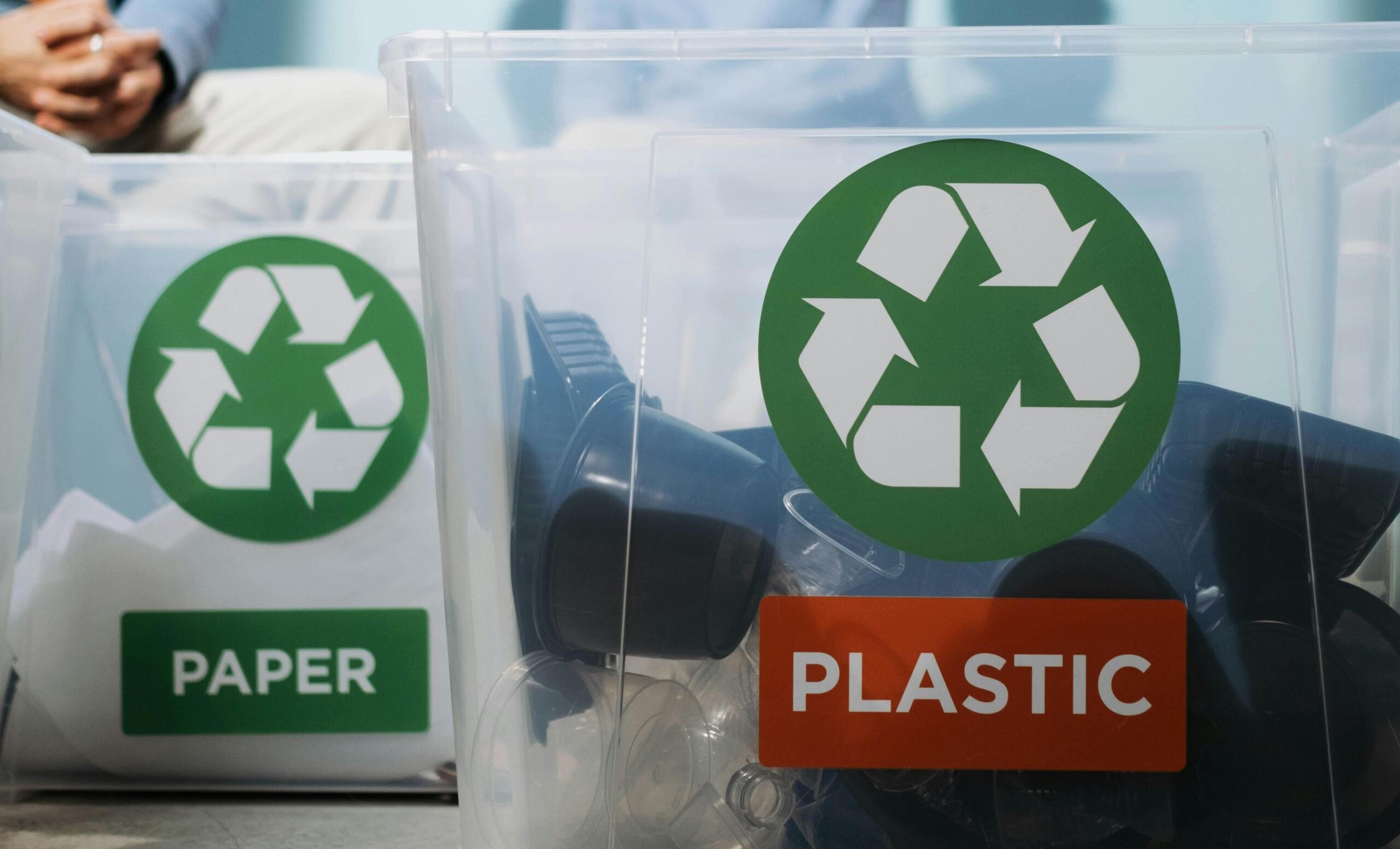 2 plastic boxen met een plastig recycle logo erop met materiaal erin