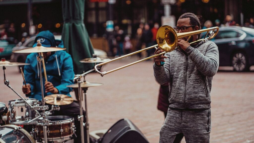 Straatoptredens met trombonist en drummer op druk plein in stadscentrum