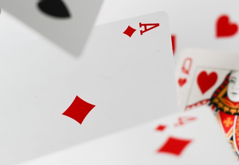 Schoppen, ruiten en harten speelkaarten vliegen door de lucht tijdens het Bussen drankspel