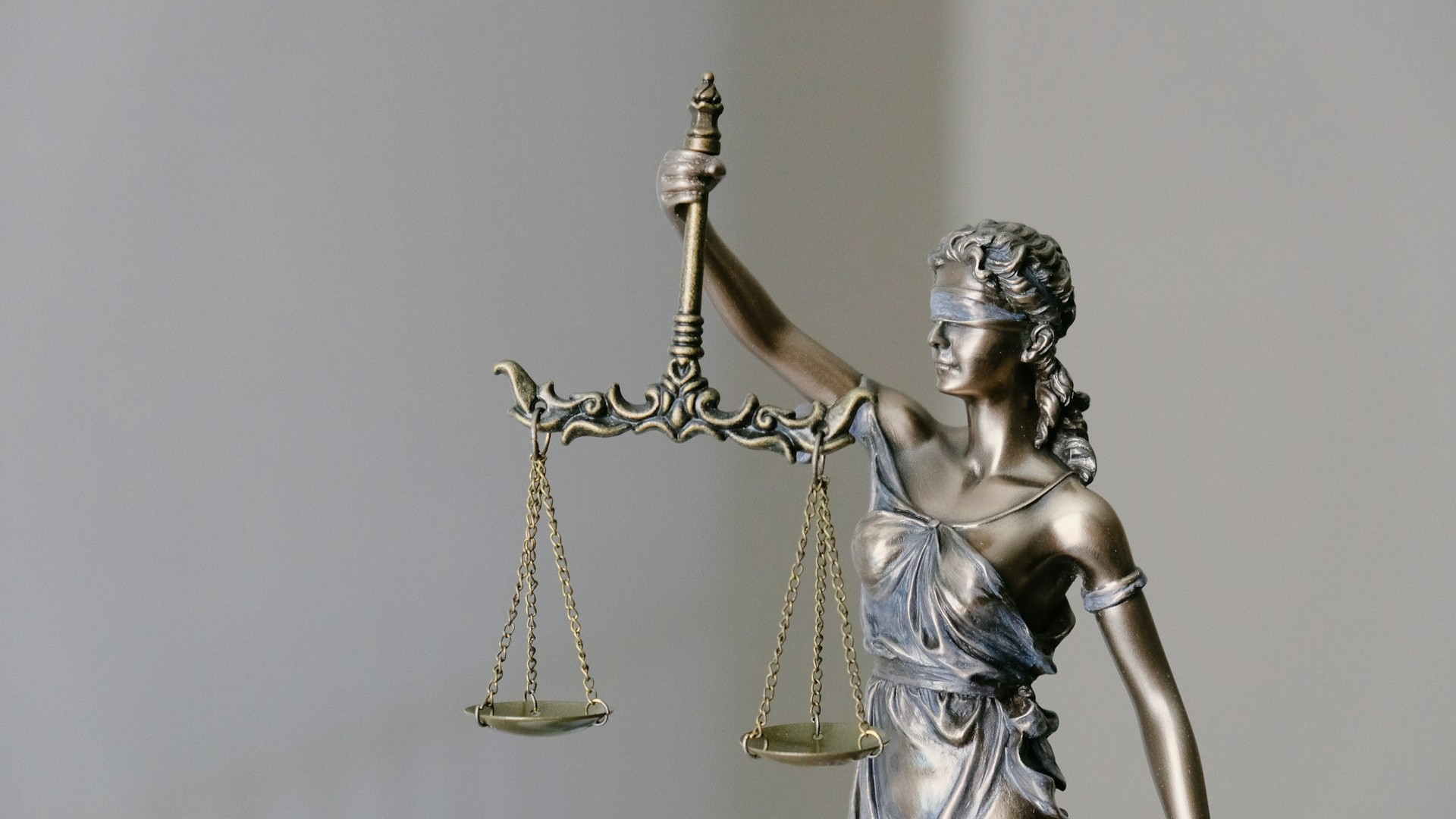 Vrouwe Justitia met weegschaal als symbool voor aansprakelijkheid juridische procedures