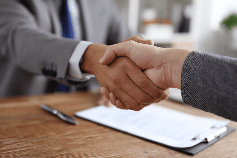 woning overeenkomst handen schudden