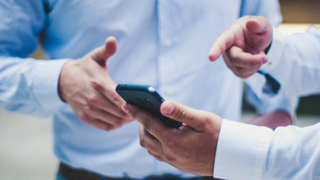 Overleg tussen collega’s over zakelijke telefoons en gebruik binnen het bedrijf